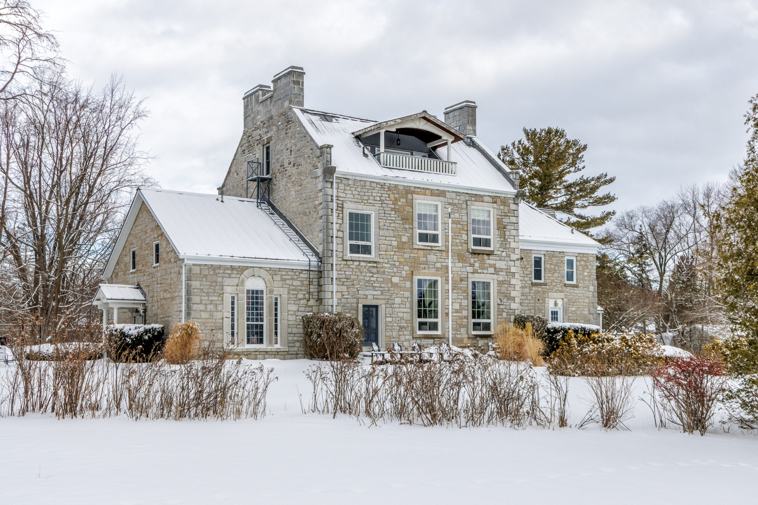 real estate photography Kingston Ontario - Exterior example by Show Kingston – winter view of stone home near Kingston, Ontario