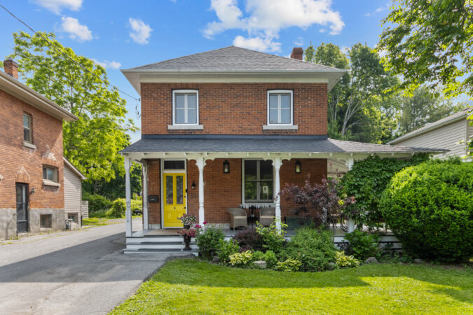 Exterior real estate photography example by Show Kingston – home in Kingston, Ontario