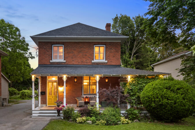 Exterior real estate photography example by Show Kingston – twilight shot of home in Kingston, Ontario