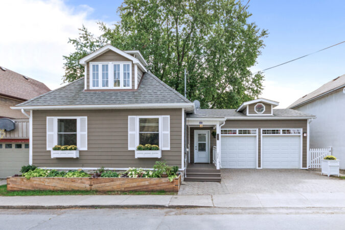 Exterior real estate photography example by Show Kingston – shot of home in Kingston, Ontario