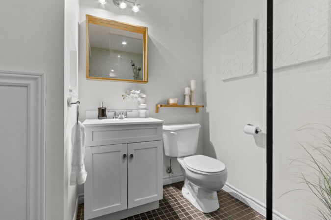 Interior real estate photography example from Show Kingston – bright clean bathroom in Kingston, Ontario