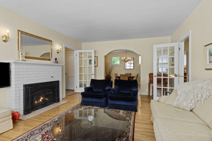 Interior real estate photography example from Show Kingston – living room in Kingston, Ontario