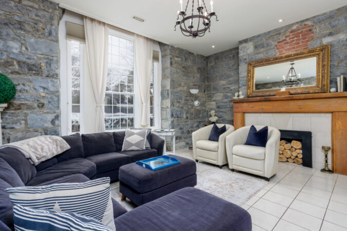 Interior real estate photography example by Show Kingston – spacious bright living room, Inn near Kingston, Ontario