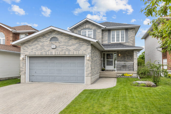 Exterior real estate photography example by Show Kingston – suburban home near Kingston, Ontario