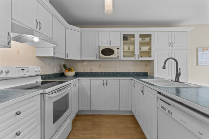 Interior real estate photography example by Show Kingston – kitchen in Kingston, Ontario home